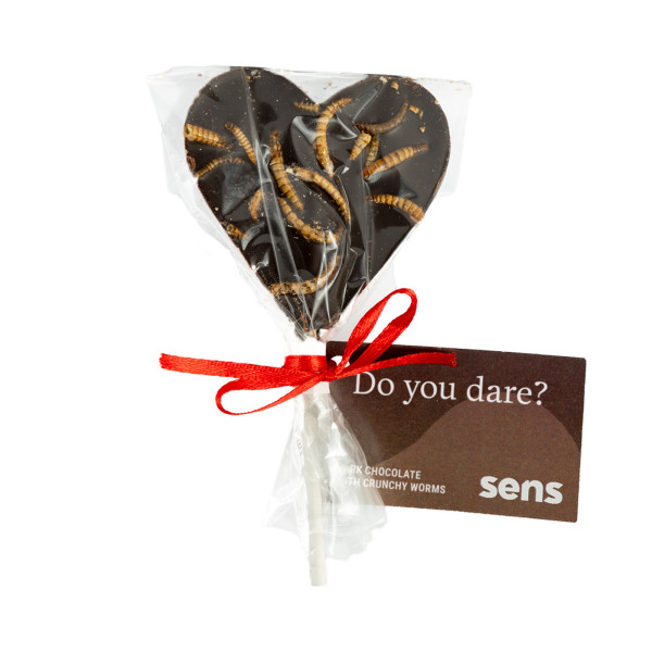 Étcsokoládé nyalóka ropogós pirított kukacokkal