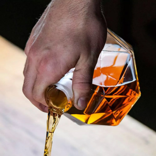 Dekantáló, 2 pohár és jégkockákból álló készlet "DELUXE DIAMOND"