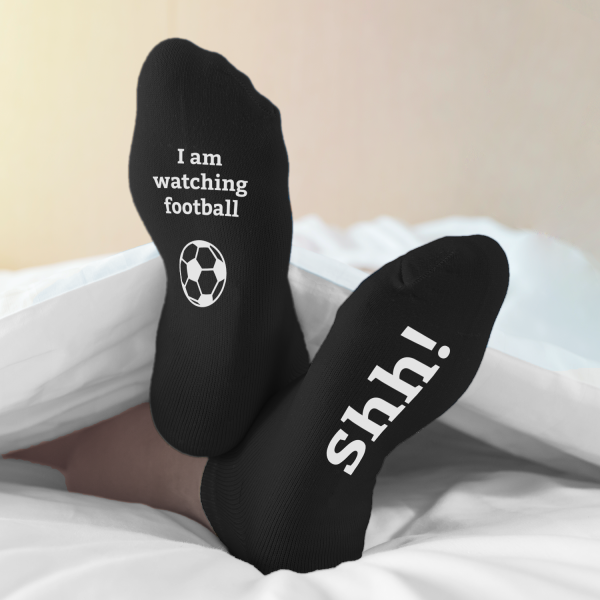 Zokni nyomtatott talppal "I am watching football"