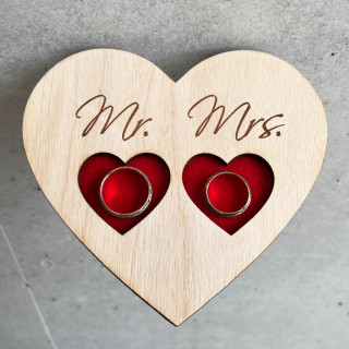 Gravírozott fa gyűrűtartó "Mr. és Mrs."