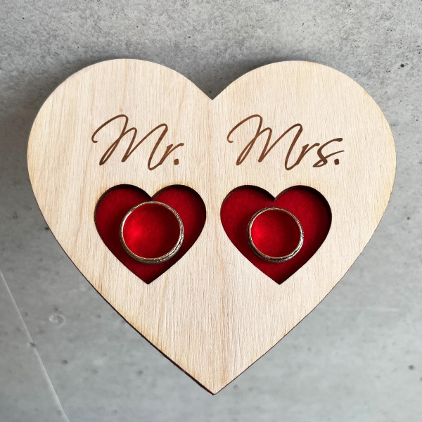 Gravírozott fa gyűrűtartó "Mr. és Mrs."