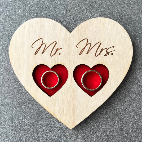 Gravírozott fa gyűrűtartó "Mr. és Mrs."