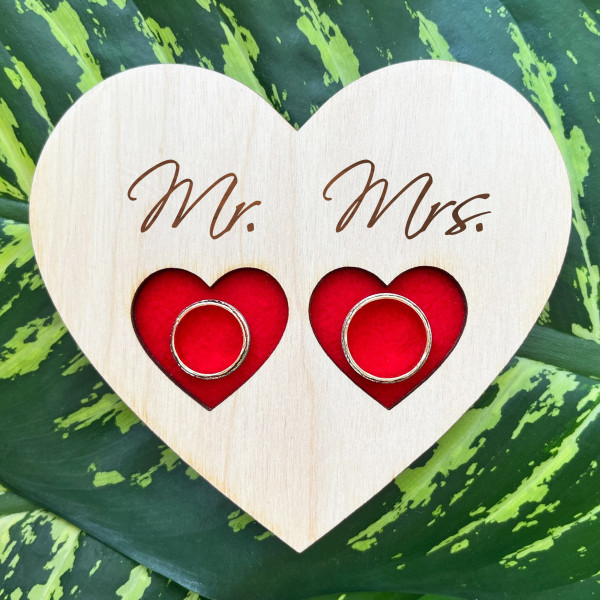 Gravírozott fa gyűrűtartó "Mr. és Mrs."