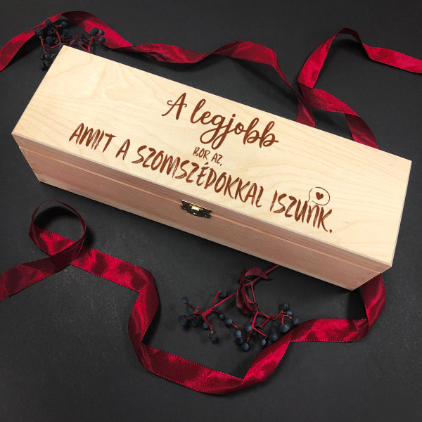 Fából készült palackdoboz "A legjobb bor az, amit a szomszédokkal iszunk" Fából készült palackdoboz "A legjobb bor az, amit a szomszédokkal iszunk"
