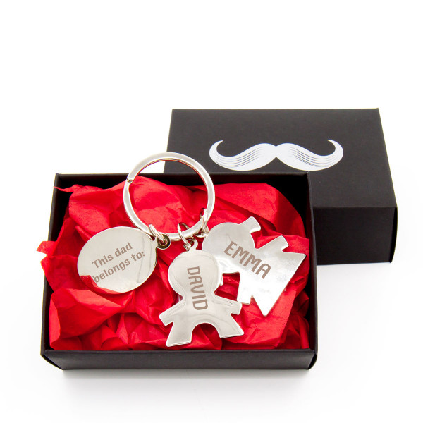 Fém kulcstartó "Ez az apuka hozzá tartozik" választott nevekkel Fém kulcstartó "Ez az apuka hozzá tartozik" választott nevekkel