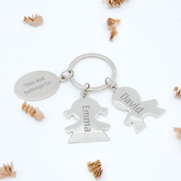Fém kulcstartó "Ez az apuka hozzá tartozik" választott nevekkel Fém kulcstartó "Ez az apuka hozzá tartozik" választott nevekkel