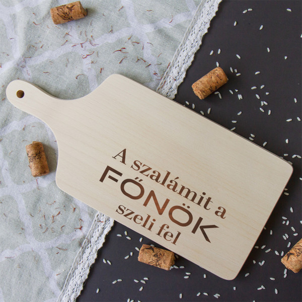 Vágódeszka "A szalonnát a főnök szeli fel." (35 cm) Vágódeszka "A szalonnát a főnök szeli fel." (35 cm)